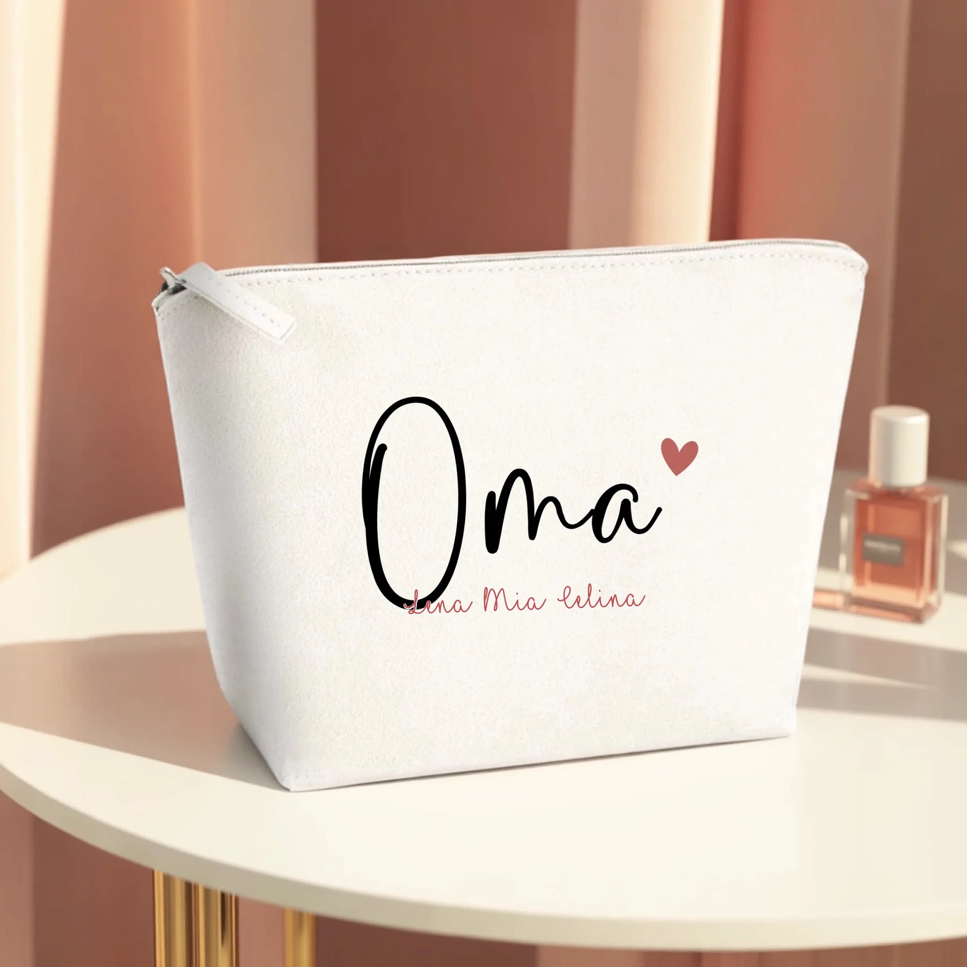 0005_1_the-makeup-bag-remains-unchanged-set-aga_PfnKX_fkSUWjURzROZBGHg_yPYdG7-1QqqWFIJWq2PeBA