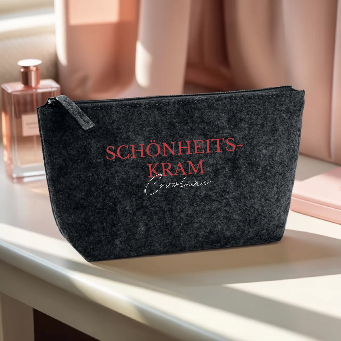 0016_1_the-makeup-bag-remains-unchanged-the-set_CV7B8Lw4RaSKBfpibkiYdg_4pJP-XQbQKSsFyA3HdEKgQ