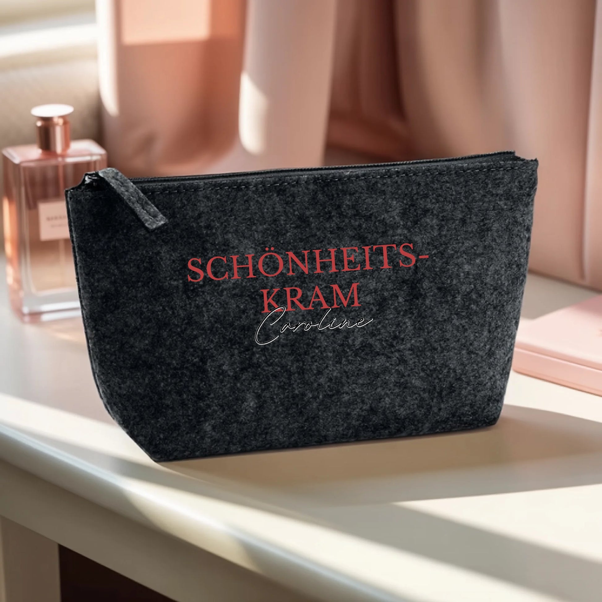 0016_1_the-makeup-bag-remains-unchanged-the-set_CV7B8Lw4RaSKBfpibkiYdg_4pJP-XQbQKSsFyA3HdEKgQ