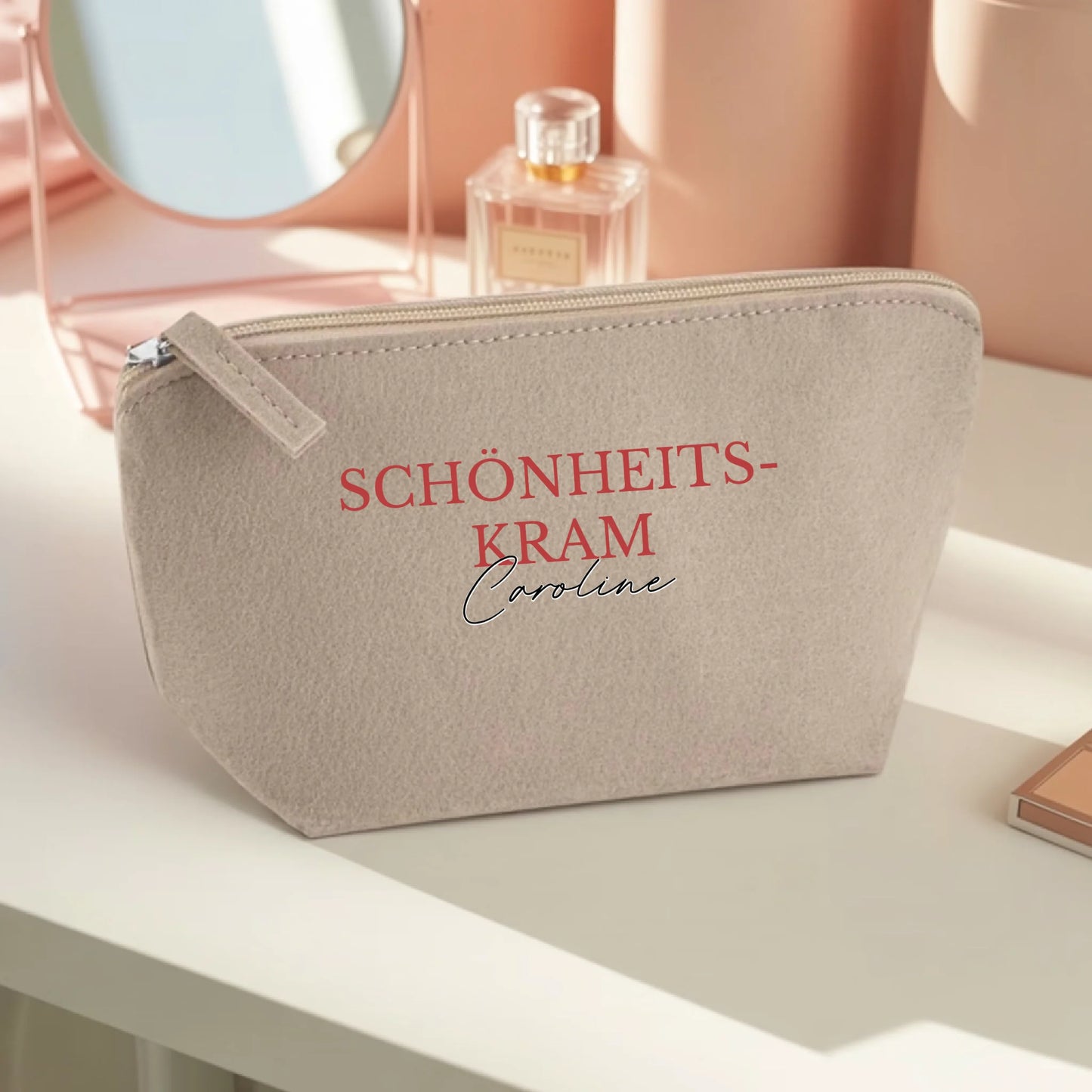 0012_1_the-makeup-bag-remains-unchanged-set-aga__BCvOp_yTRmGMFKEDhY_pA_WnKjPOdxQwK3t3z1V5BlUg