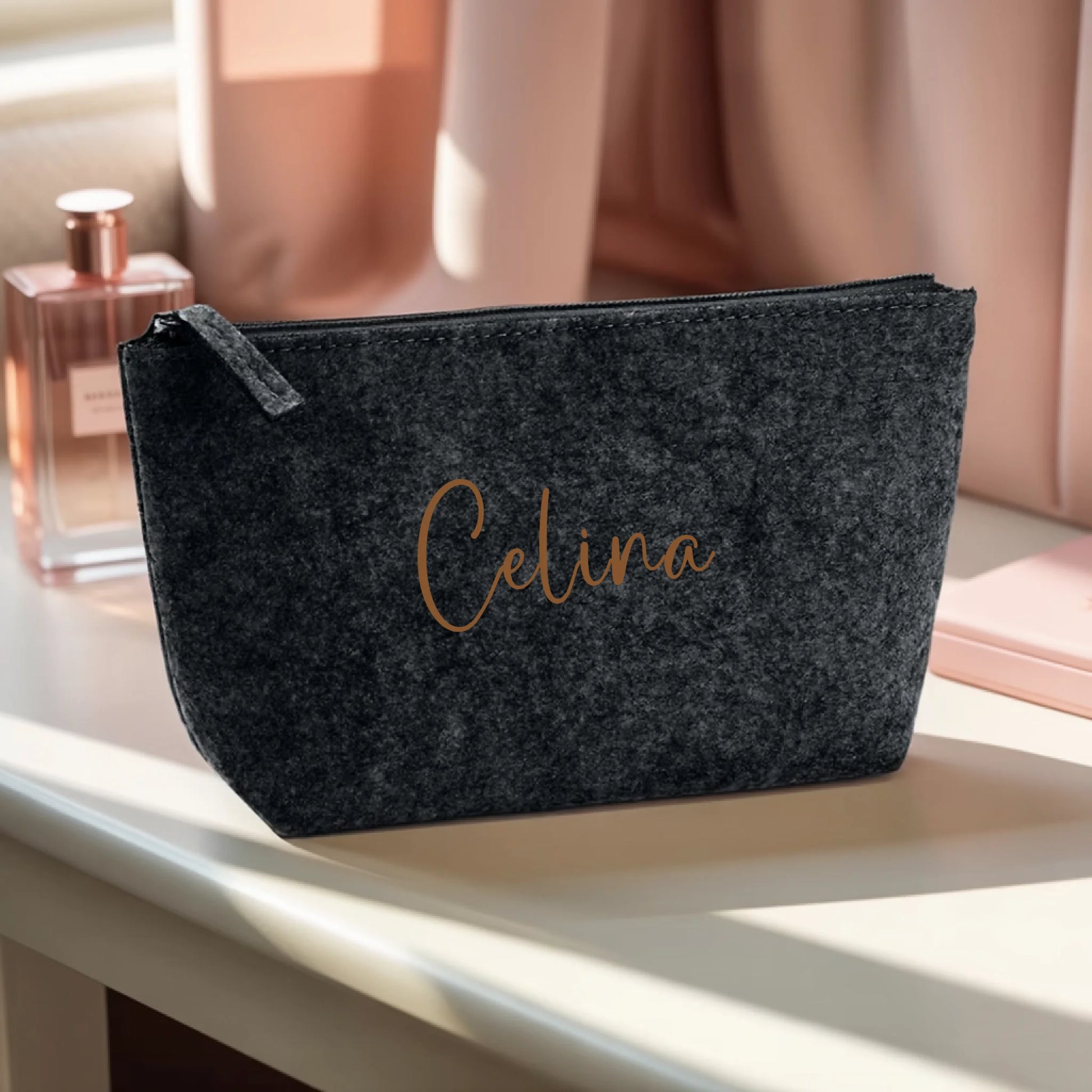 0016_1_the-makeup-bag-remains-unchanged-the-set_CV7B8Lw4RaSKBfpibkiYdg_4pJP-XQbQKSsFyA3HdEKgQ