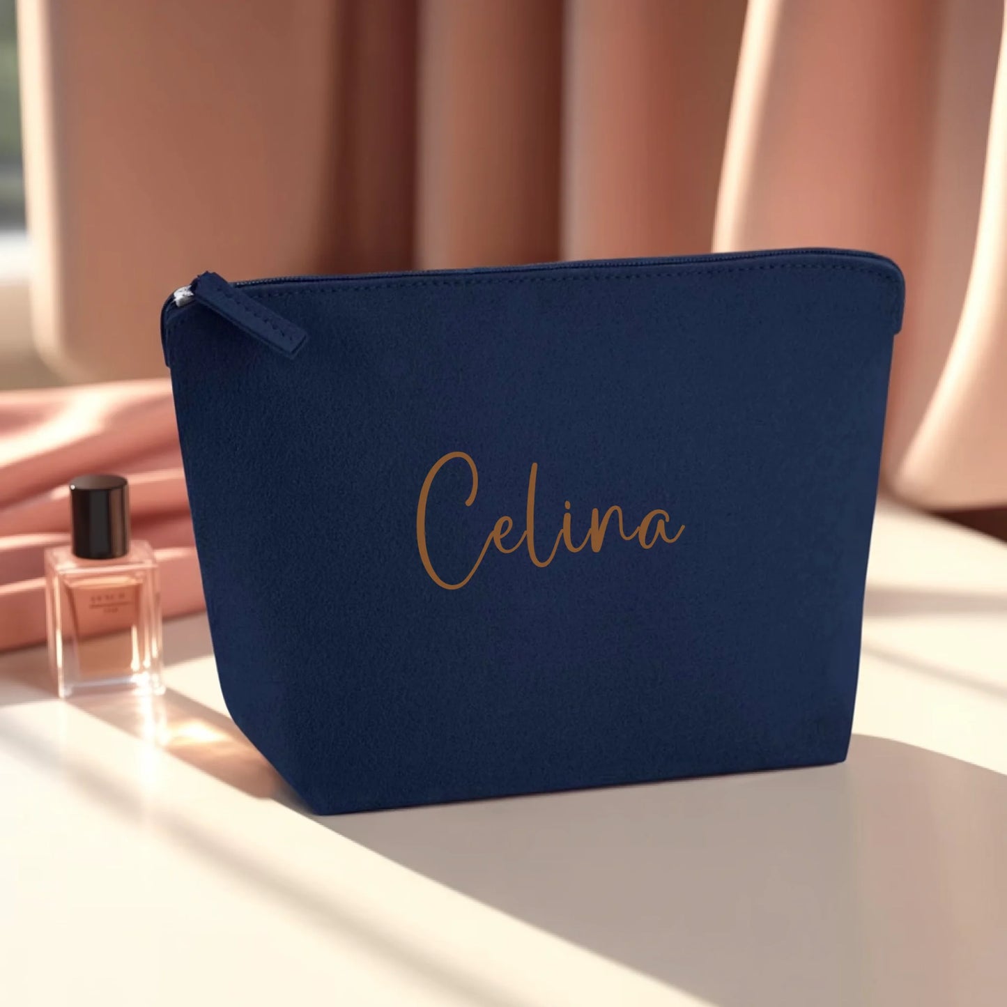 0019_1_the-makeup-bag-remains-unchanged-set-aga_72wUgnxoR5GUA58ol28RSQ_n5cLnm34QB2xHxgg1PJ7XA