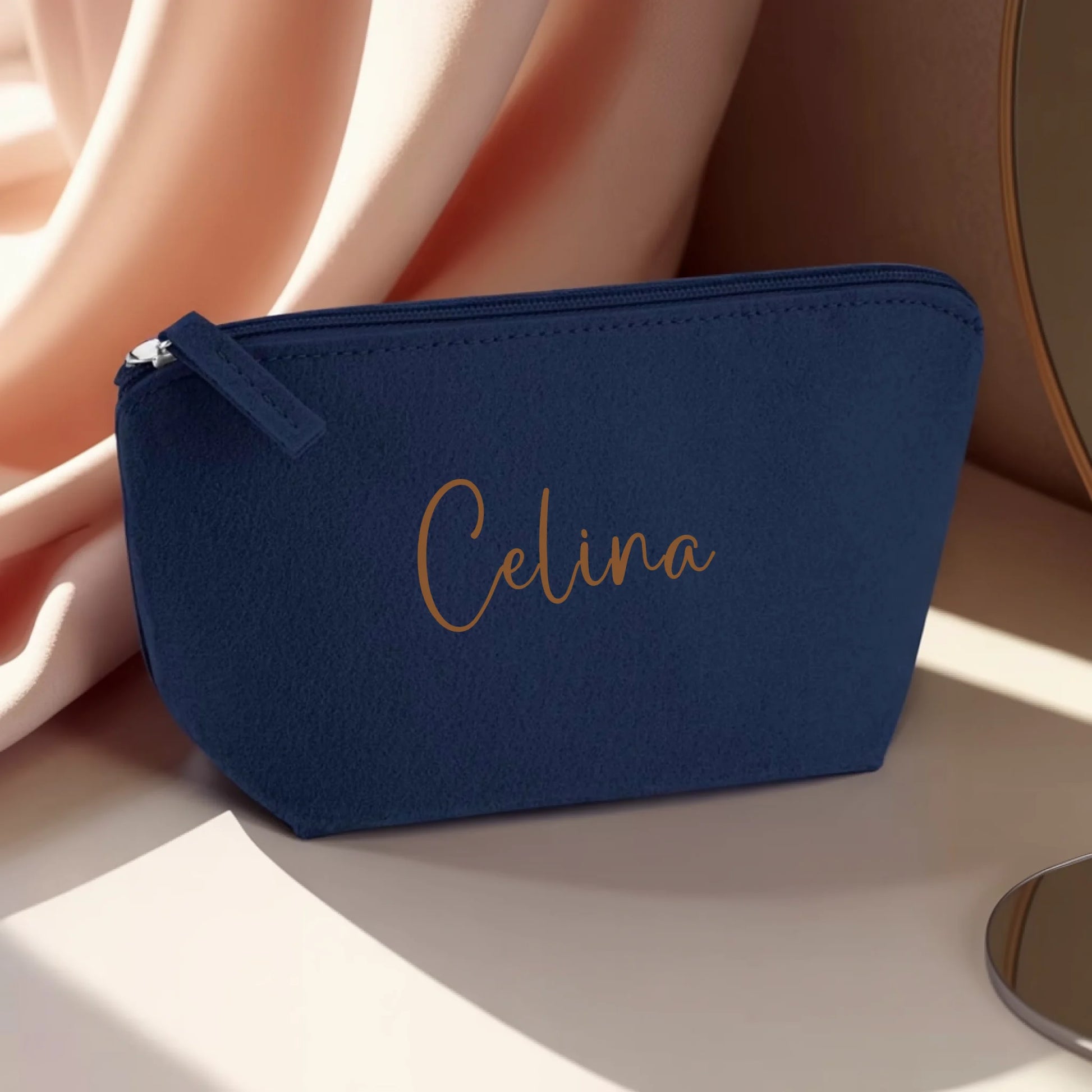 0020_1_the-makeup-bag-remains-unchanged-present_KhGfS_qHSq60gMAwCmTeQg_KhK8a177R9SYAU8NzDkANQ