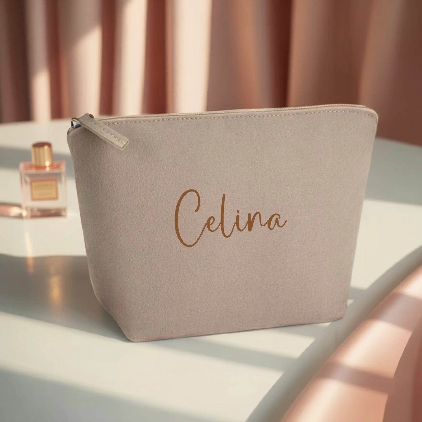 0011_1_the-makeup-bag-remains-unchanged-the-sce_HOQD8r8GS1qq6_uAOvTbdg_jYjSnkz7RyyC-DNdlyNJ9g