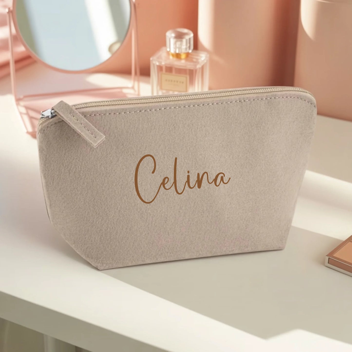 0012_1_the-makeup-bag-remains-unchanged-set-aga__BCvOp_yTRmGMFKEDhY_pA_WnKjPOdxQwK3t3z1V5BlUg