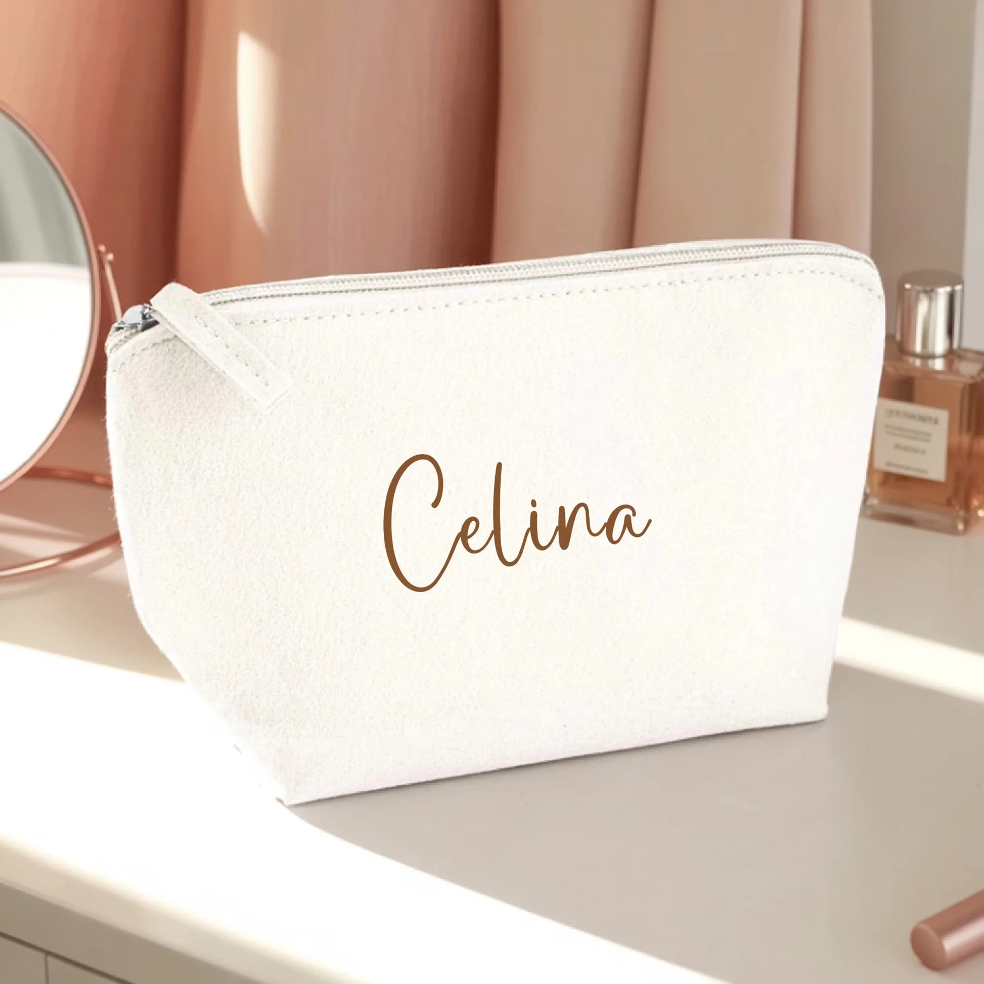 0003_1_the-makeup-bag-remains-unchanged-set-aga_q__XO_A1SJe5RPJ1k6C_sA_JZ-xTEy3TYS2jRfcMfhjeg