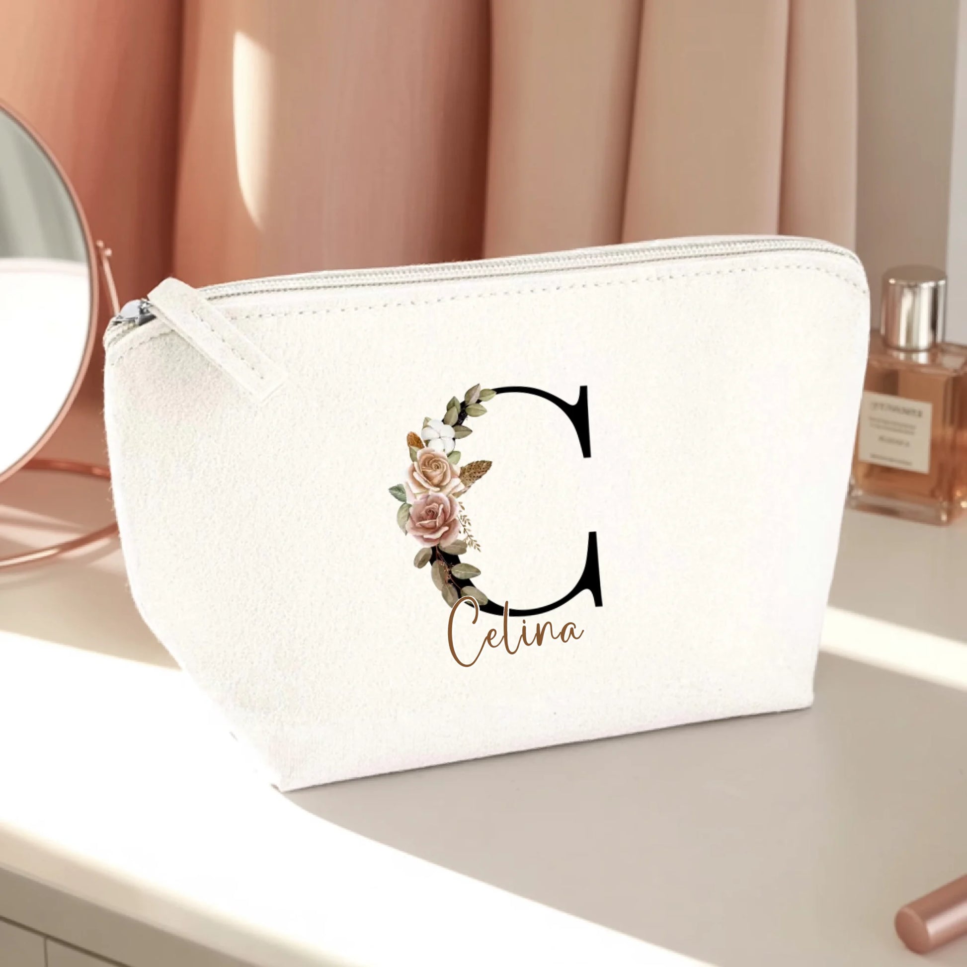 0003_1_the-makeup-bag-remains-unchanged-set-aga_q__XO_A1SJe5RPJ1k6C_sA_JZ-xTEy3TYS2jRfcMfhjeg