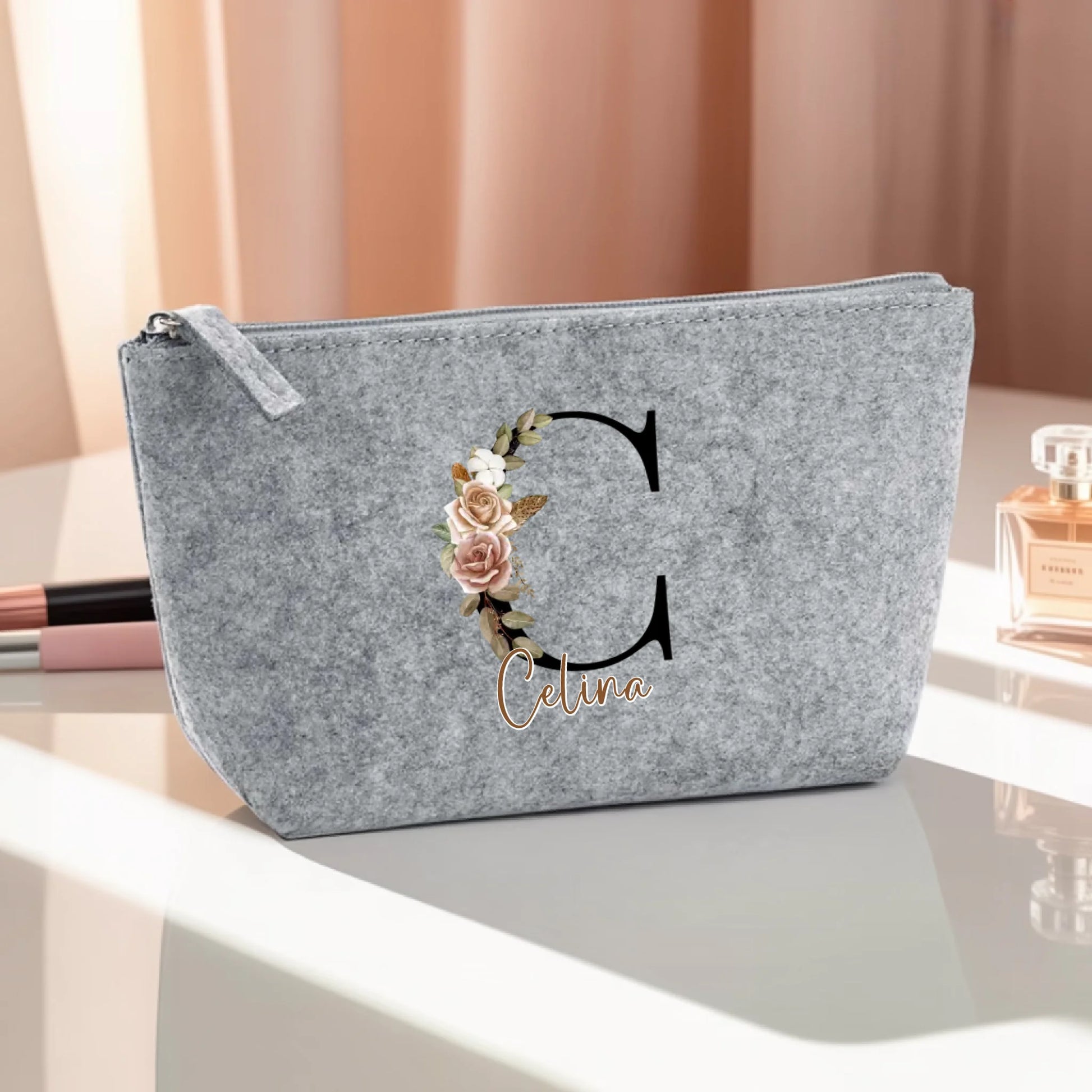 0007_1_the-makeup-bag-remains-unchanged-it-is-s_a6hd5YT1R3CdoO7p325rYQ_RU6FXtpnST-W89hSZfts4A