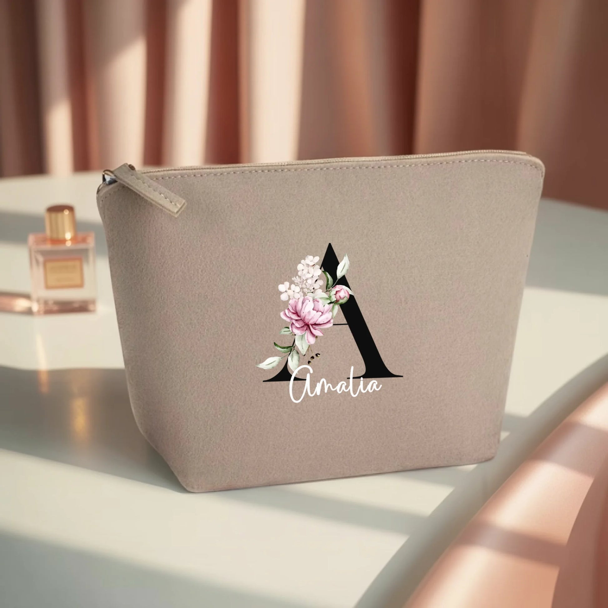 0011_1_the-makeup-bag-remains-unchanged-the-sce_HOQD8r8GS1qq6_uAOvTbdg_jYjSnkz7RyyC-DNdlyNJ9g