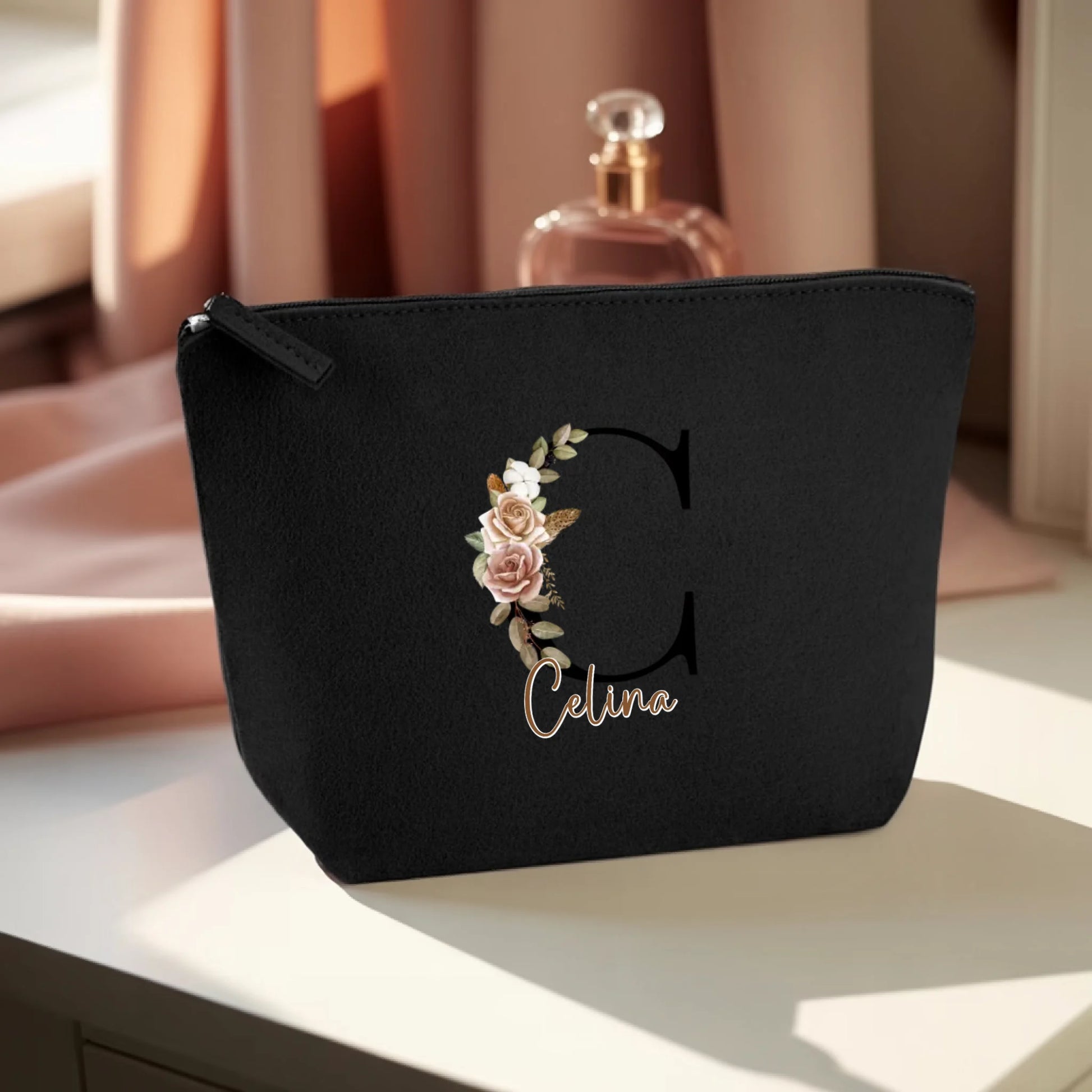 0023_1_the-makeup-bag-remains-unchanged-set-aga_-0mMpJ-jRd-Pr1cq8Xx0dQ_JFimbC0gR3absN0bpjEyrg