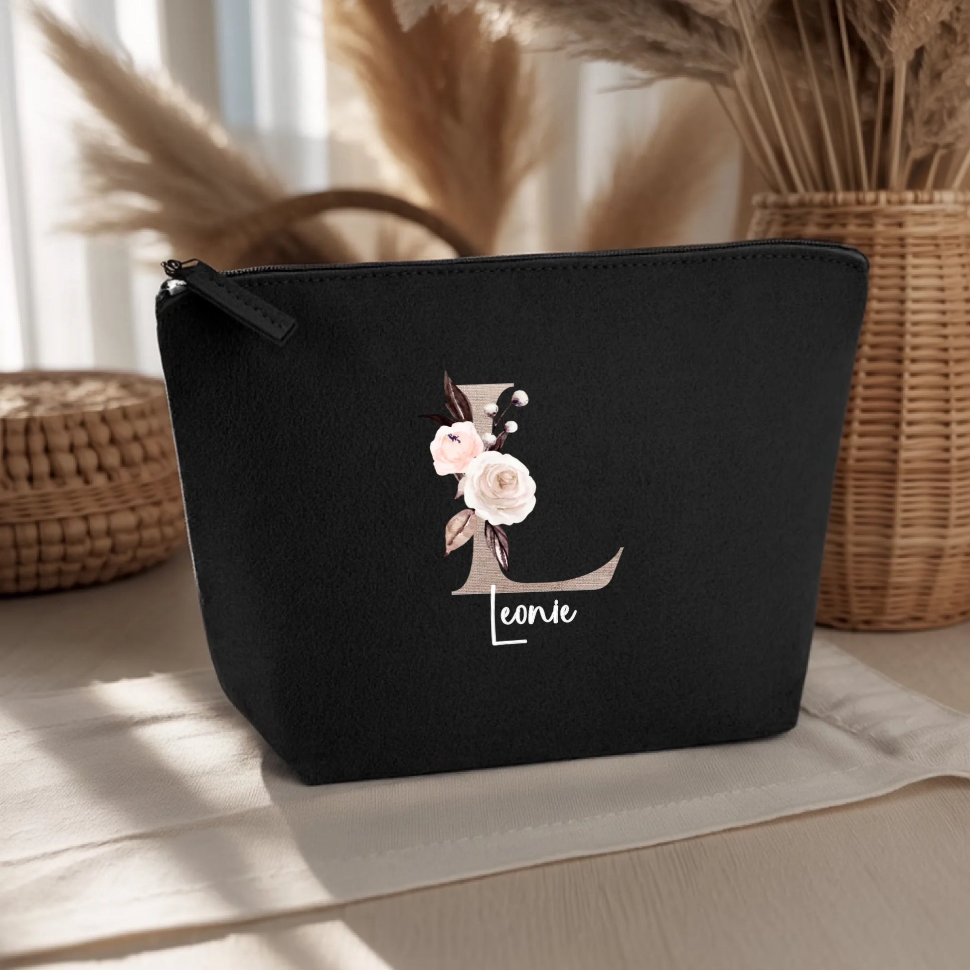 0022_1_the-background-is-set-upon-a-light-woode_5txujEJpQqeACxUFFaohNA_i9Fy41p0RjaLgnxCAW2UsA