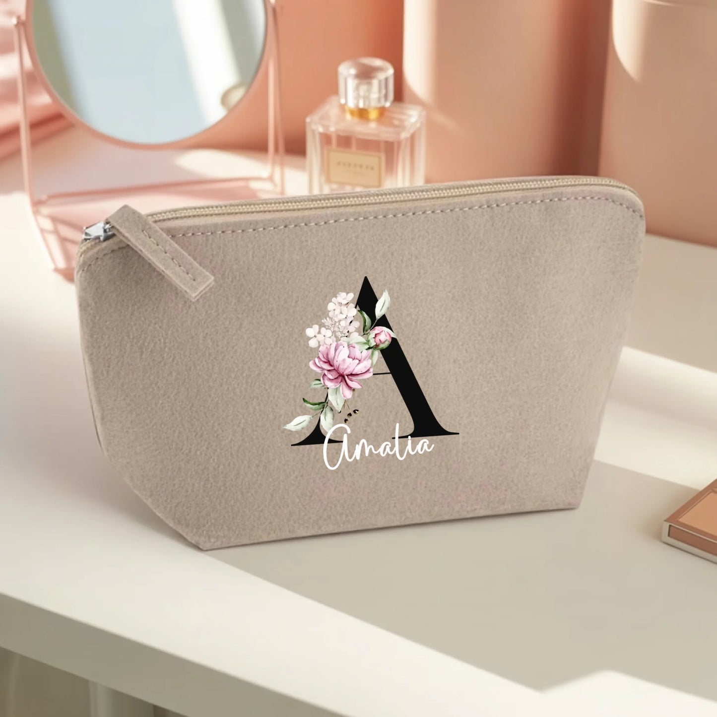 0012_1_the-makeup-bag-remains-unchanged-set-aga__BCvOp_yTRmGMFKEDhY_pA_WnKjPOdxQwK3t3z1V5BlUg