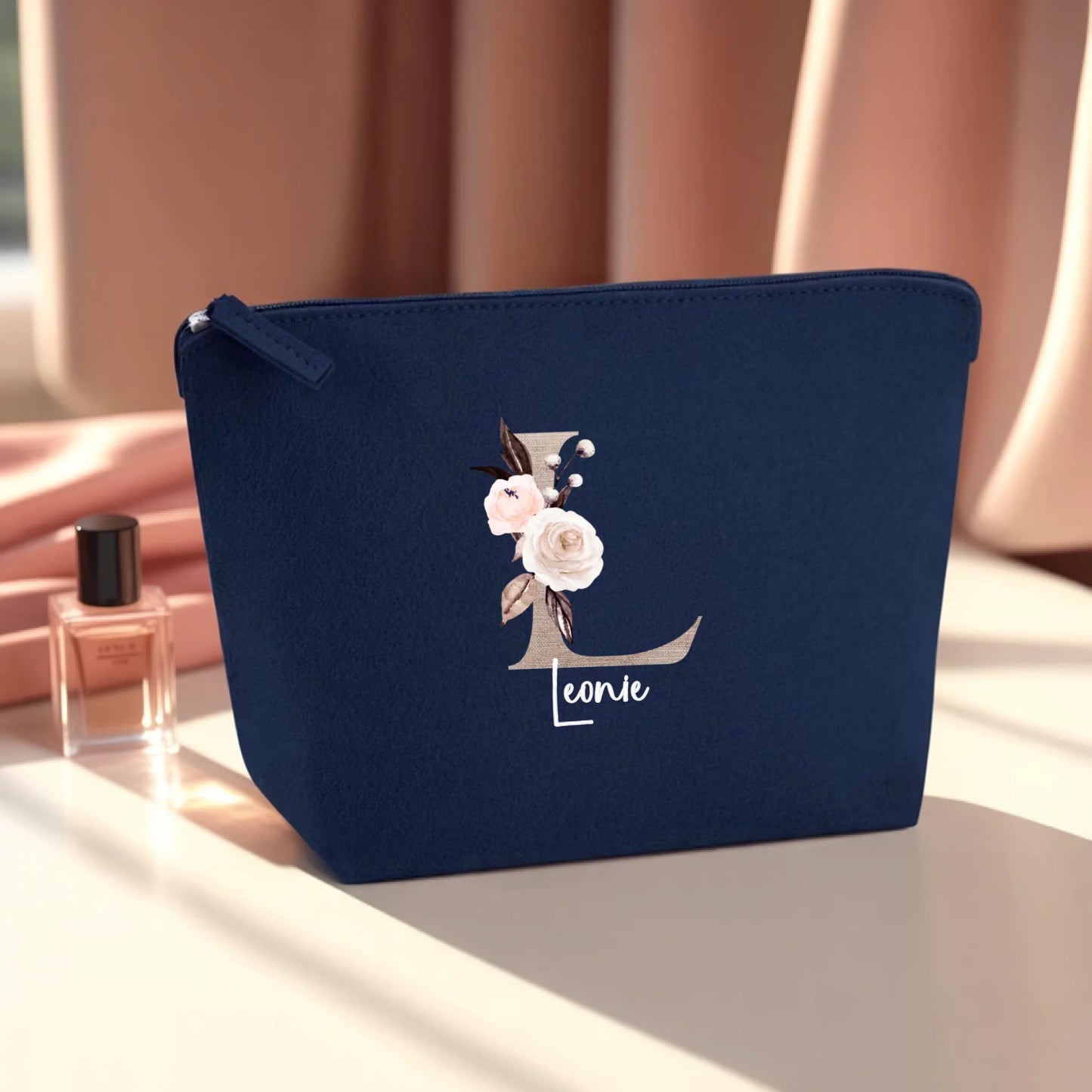 0019_1_the-makeup-bag-remains-unchanged-set-aga_72wUgnxoR5GUA58ol28RSQ_n5cLnm34QB2xHxgg1PJ7XA