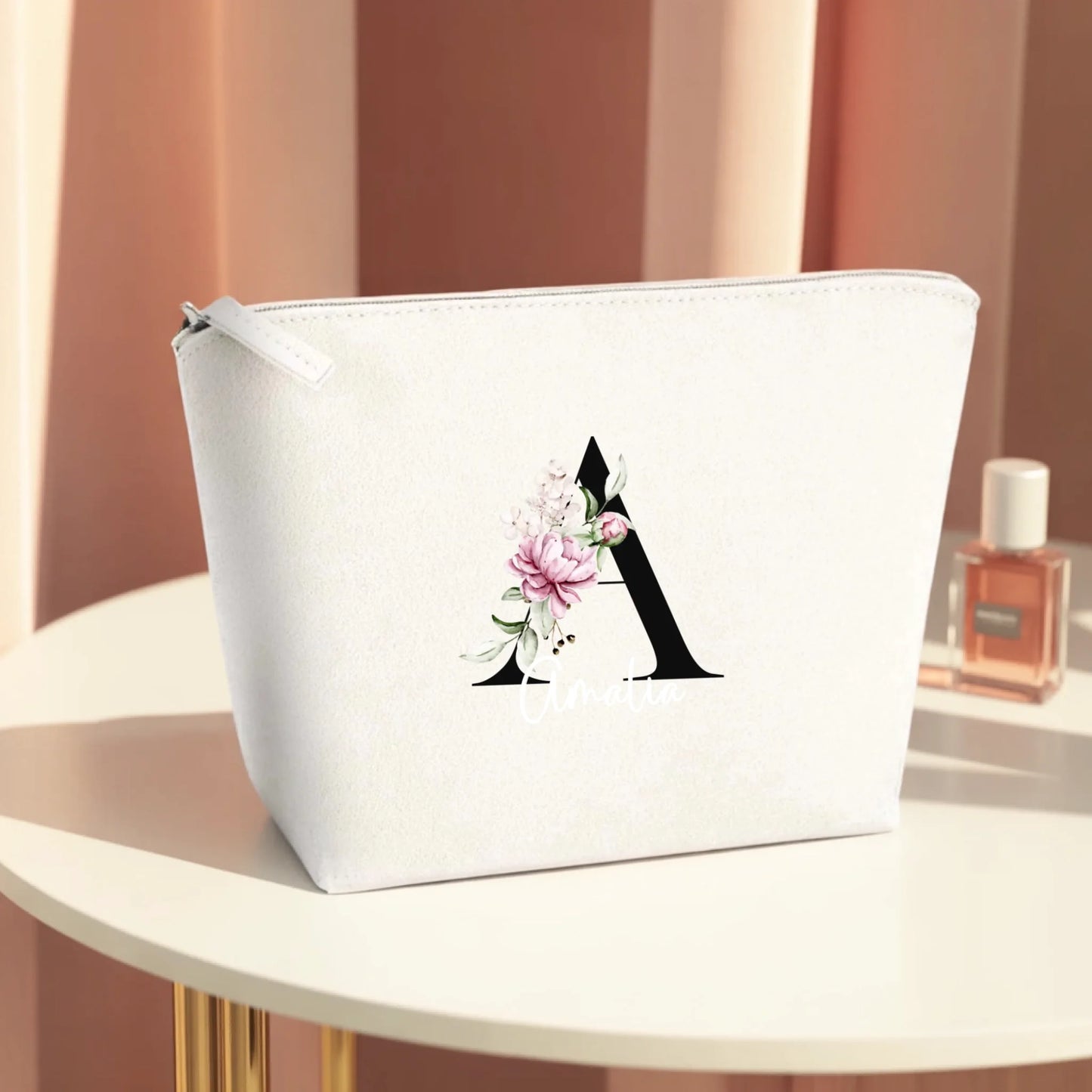 0005_1_the-makeup-bag-remains-unchanged-set-aga_PfnKX_fkSUWjURzROZBGHg_yPYdG7-1QqqWFIJWq2PeBA