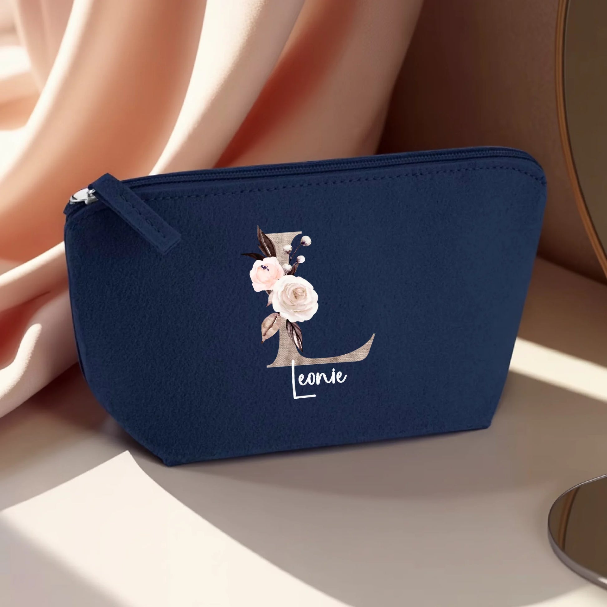 0020_1_the-makeup-bag-remains-unchanged-present_KhGfS_qHSq60gMAwCmTeQg_KhK8a177R9SYAU8NzDkANQ