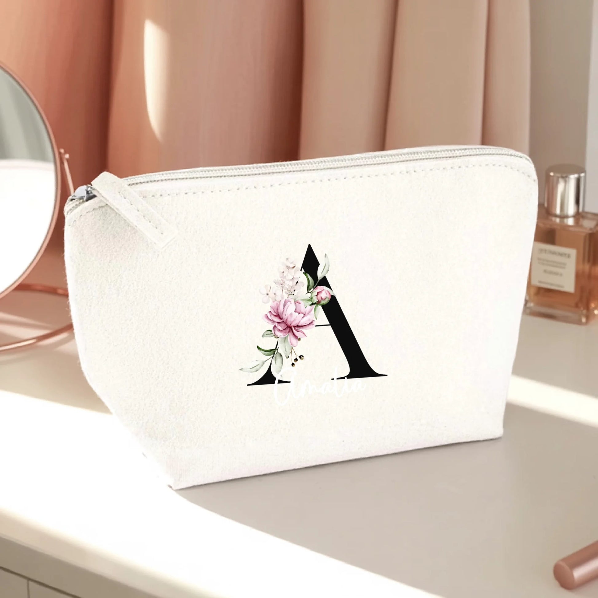 0003_1_the-makeup-bag-remains-unchanged-set-aga_q__XO_A1SJe5RPJ1k6C_sA_JZ-xTEy3TYS2jRfcMfhjeg