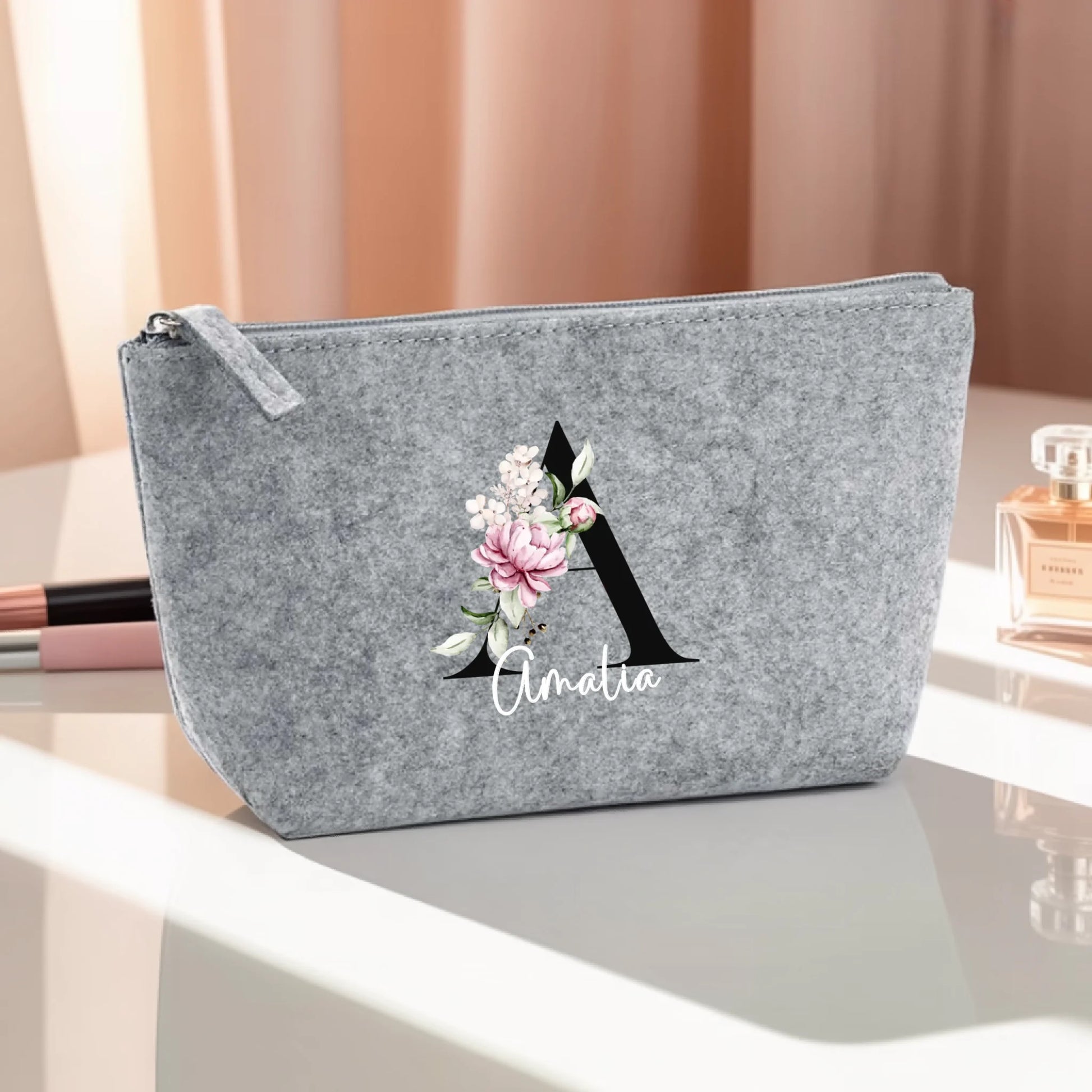 0007_1_the-makeup-bag-remains-unchanged-it-is-s_a6hd5YT1R3CdoO7p325rYQ_RU6FXtpnST-W89hSZfts4A