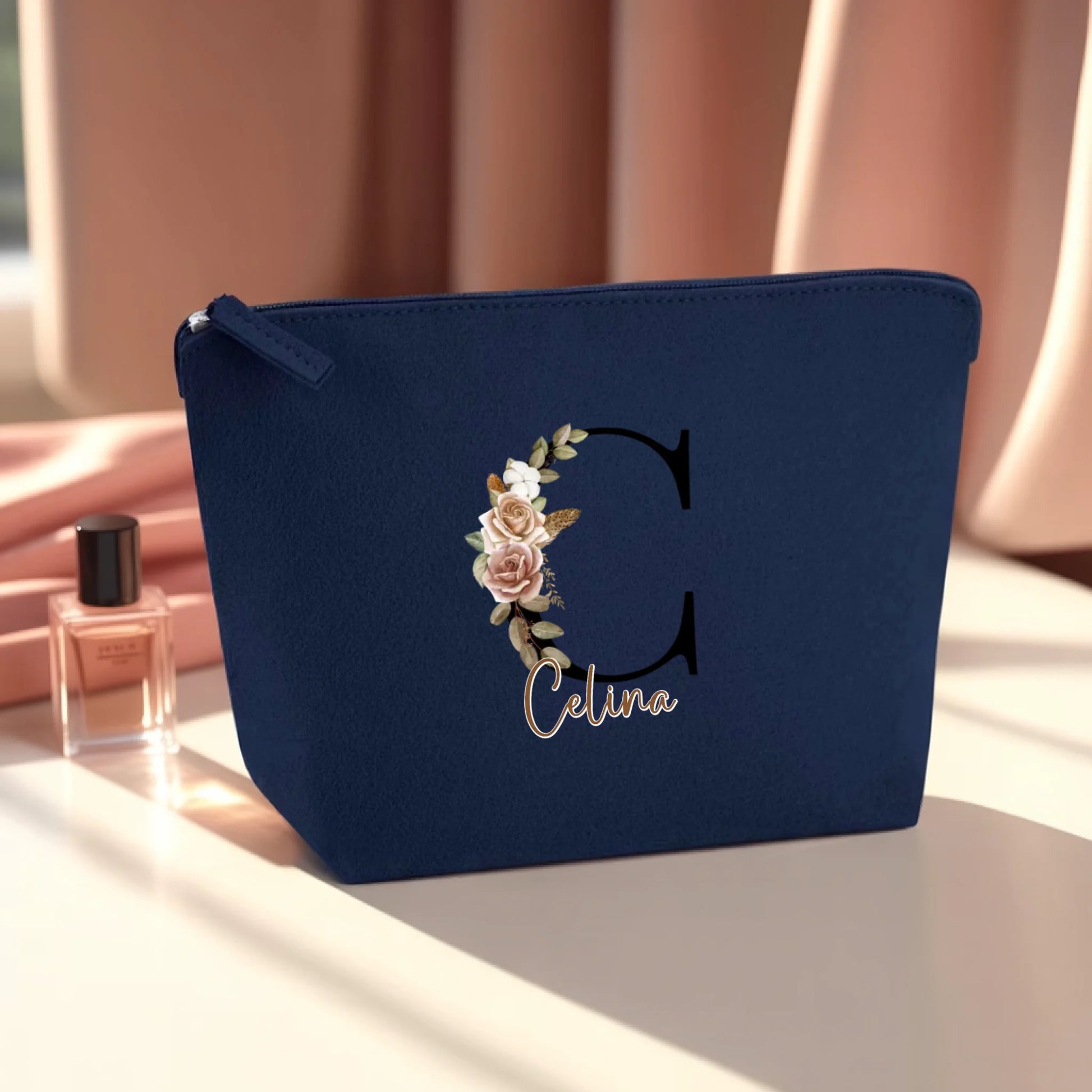 0019_1_the-makeup-bag-remains-unchanged-set-aga_72wUgnxoR5GUA58ol28RSQ_n5cLnm34QB2xHxgg1PJ7XA