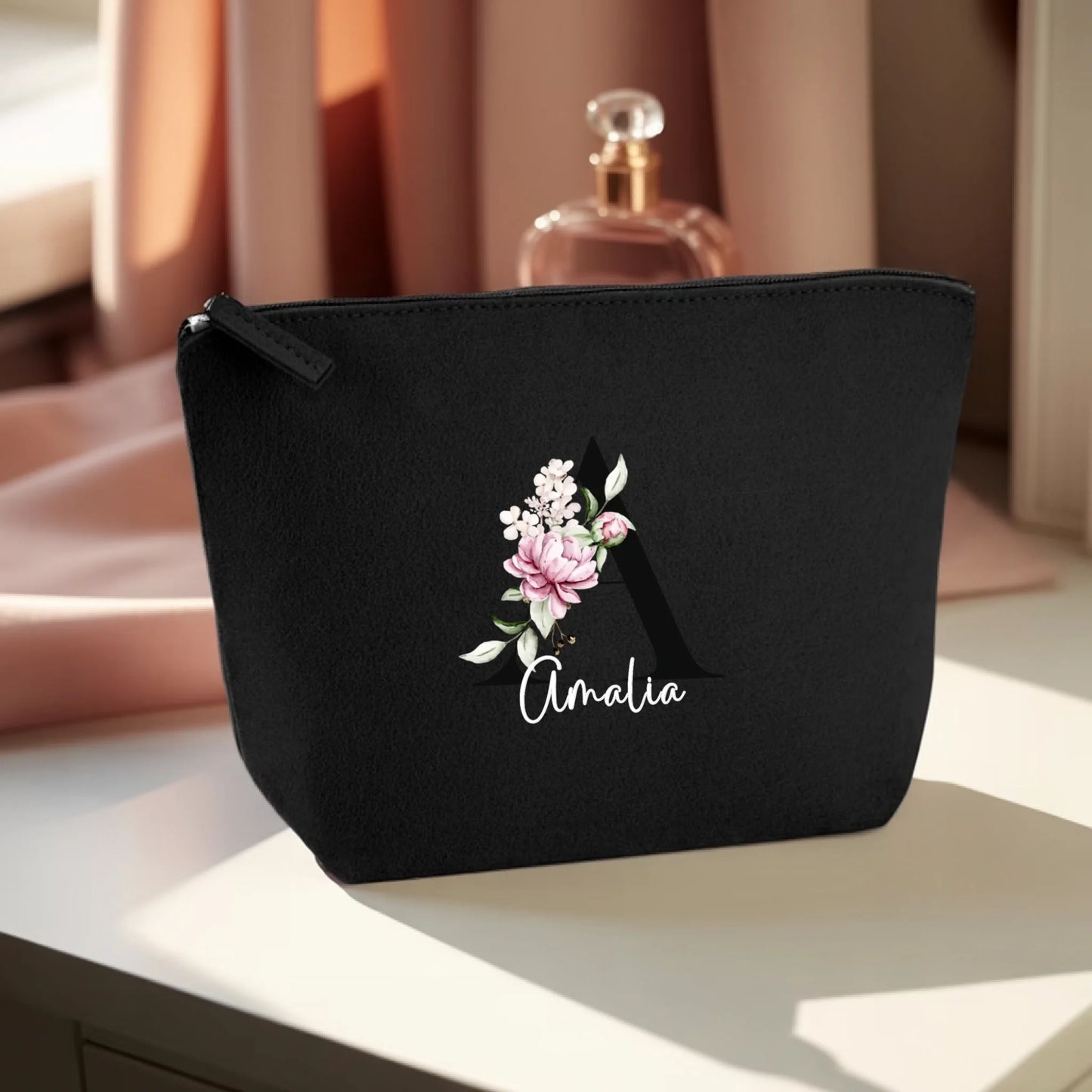 0023_1_the-makeup-bag-remains-unchanged-set-aga_-0mMpJ-jRd-Pr1cq8Xx0dQ_JFimbC0gR3absN0bpjEyrg