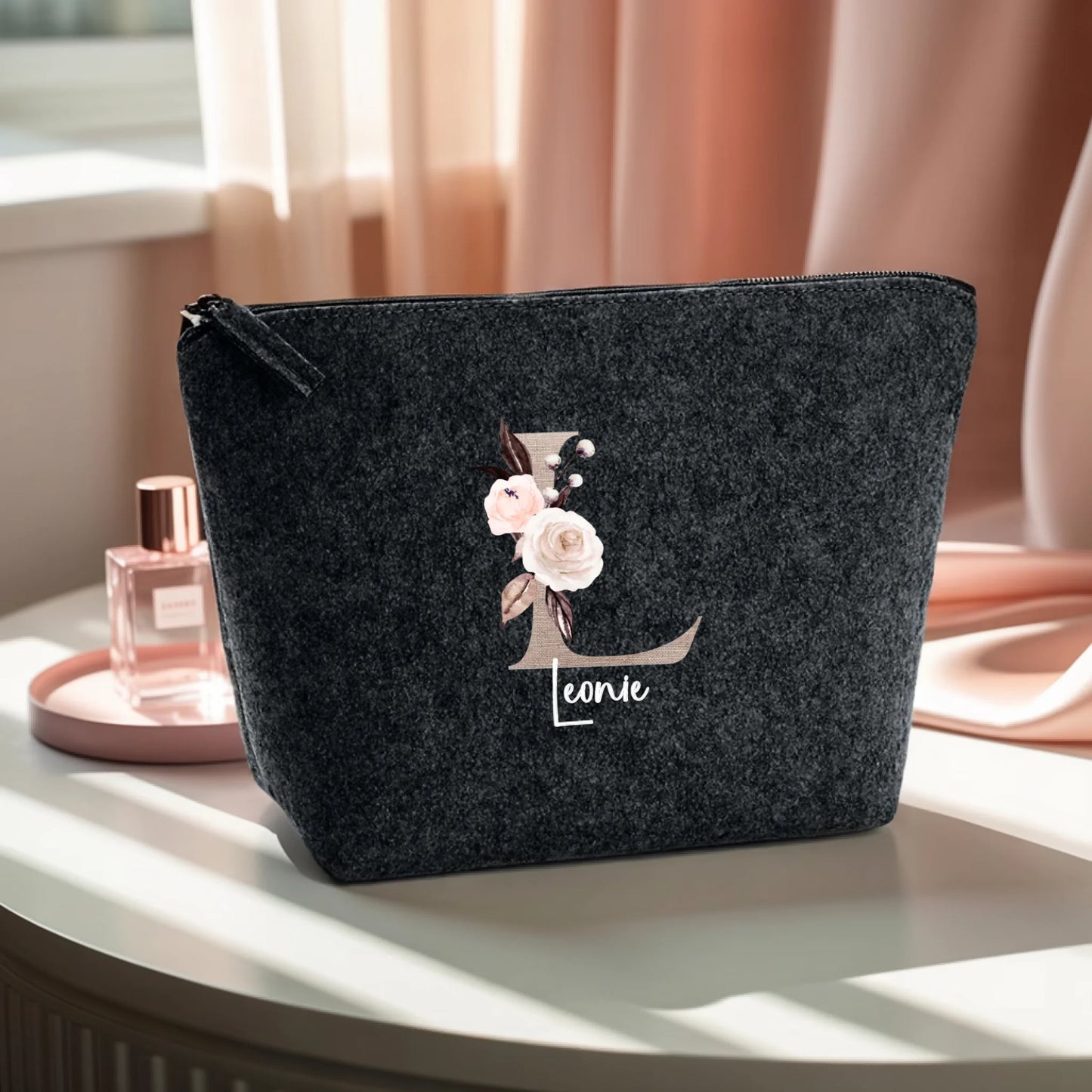 0015_1_the-makeup-bag-remains-unchanged-set-aga_YRtToNOjSKOwKky7BHjGiw_wZSBAeoqQn2w4Ud5Y2fCkw