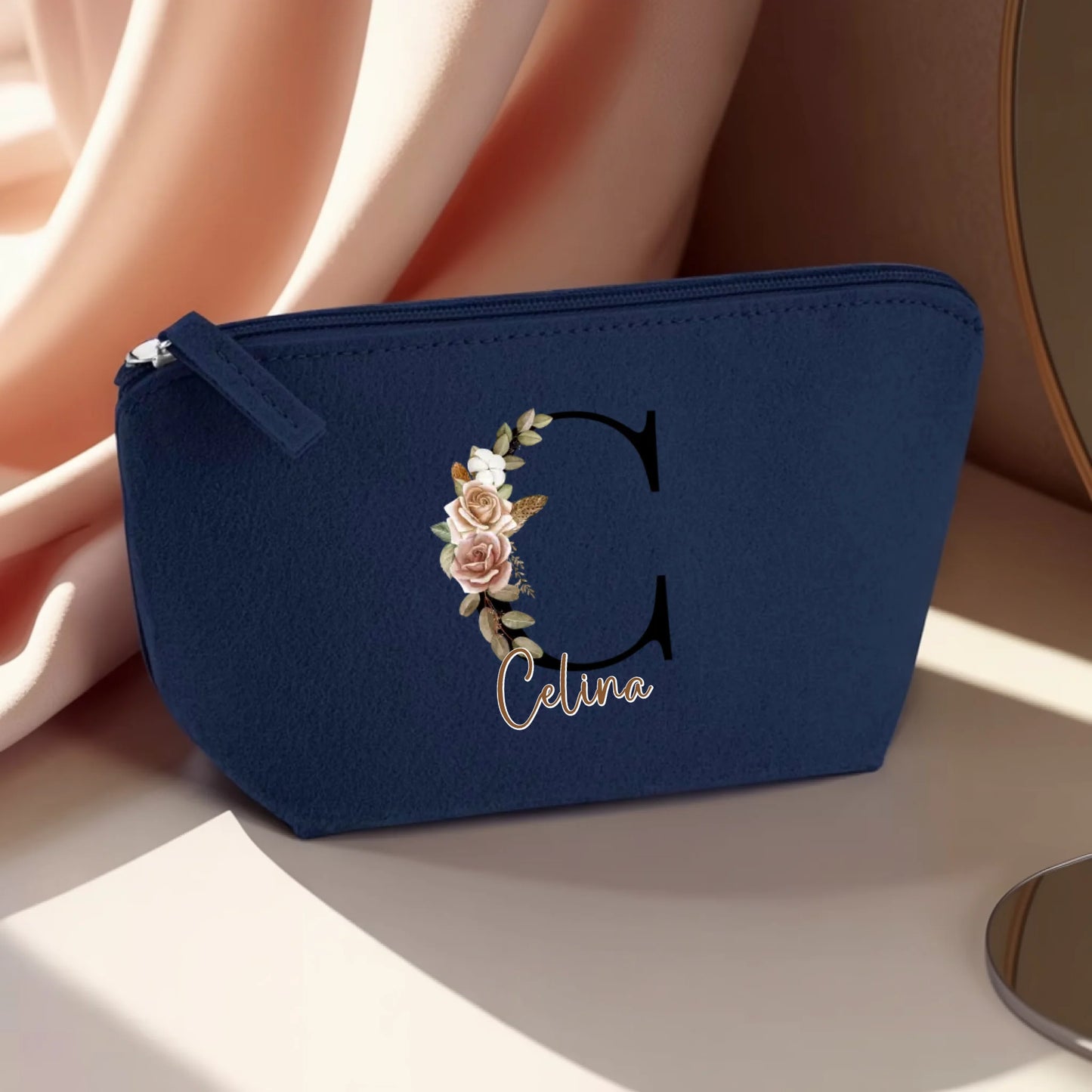 0020_1_the-makeup-bag-remains-unchanged-present_KhGfS_qHSq60gMAwCmTeQg_KhK8a177R9SYAU8NzDkANQ