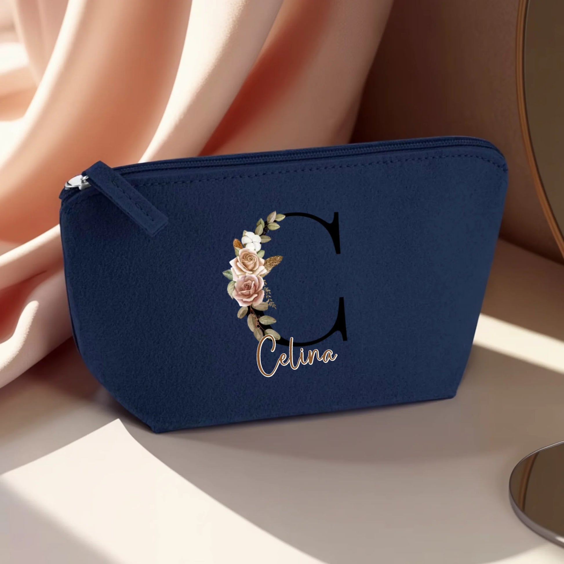 0020_1_the-makeup-bag-remains-unchanged-present_KhGfS_qHSq60gMAwCmTeQg_KhK8a177R9SYAU8NzDkANQ