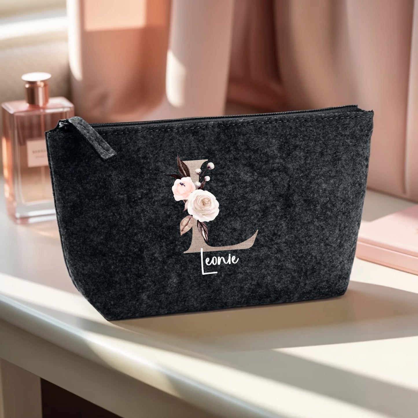 0016_1_the-makeup-bag-remains-unchanged-the-set_CV7B8Lw4RaSKBfpibkiYdg_4pJP-XQbQKSsFyA3HdEKgQ