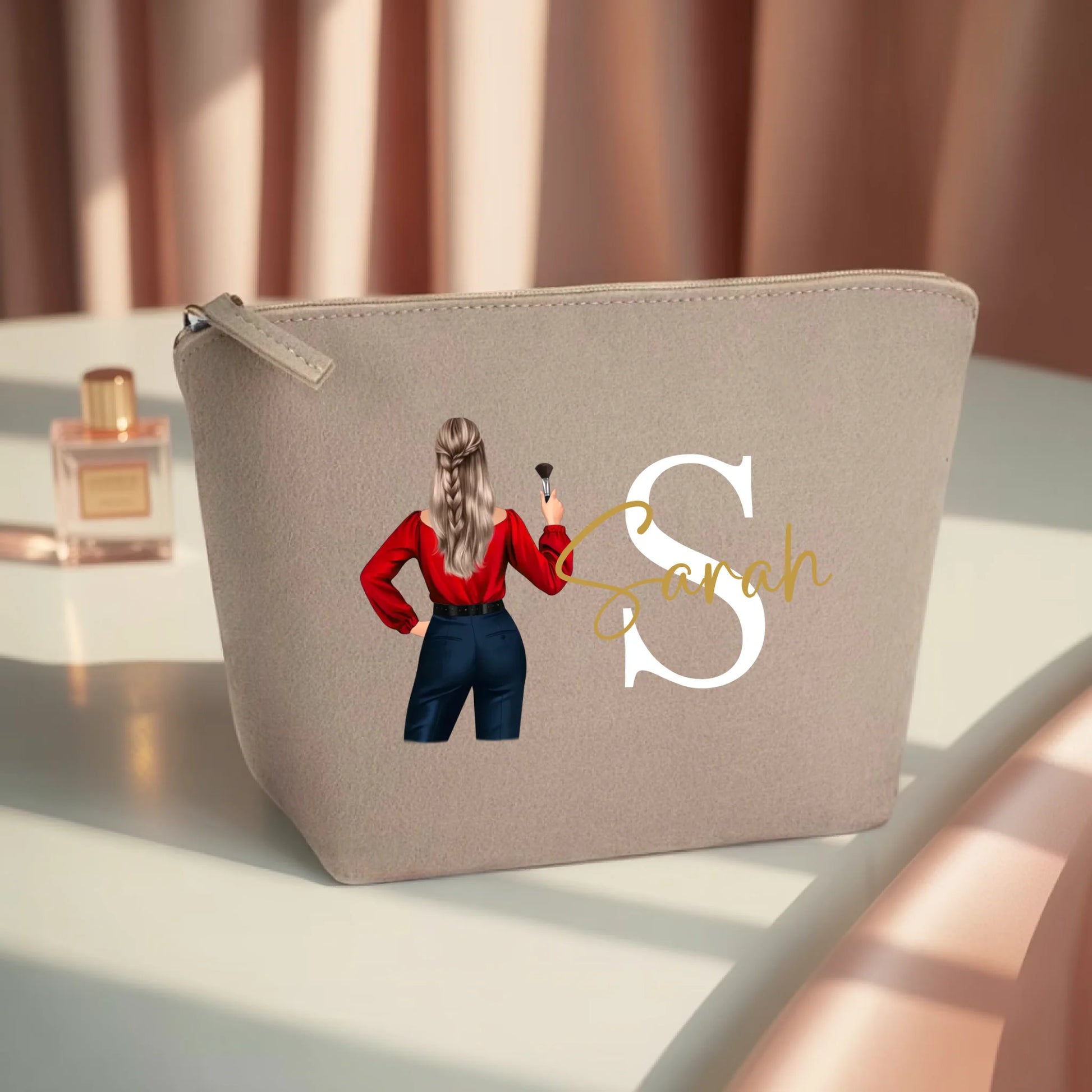 0011_1_the-makeup-bag-remains-unchanged-the-sce_HOQD8r8GS1qq6_uAOvTbdg_jYjSnkz7RyyC-DNdlyNJ9g