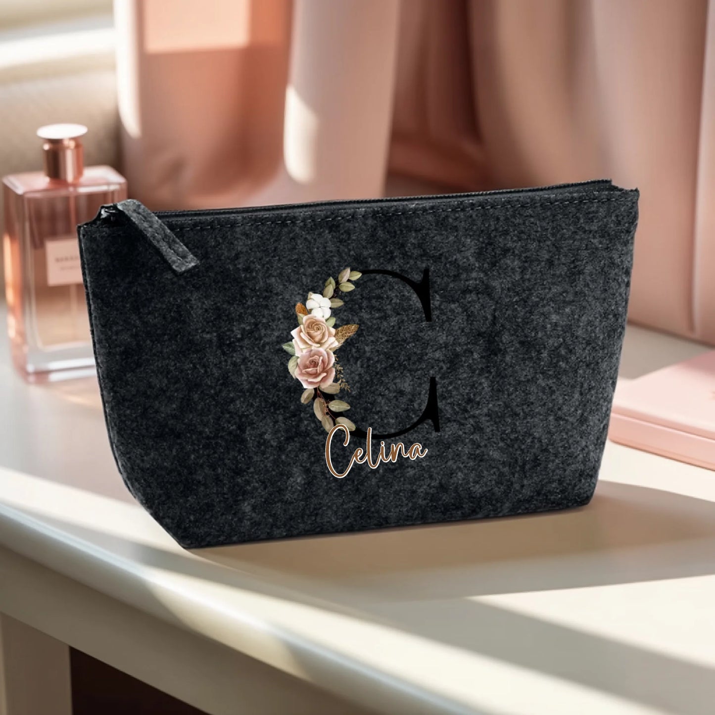 0016_1_the-makeup-bag-remains-unchanged-the-set_CV7B8Lw4RaSKBfpibkiYdg_4pJP-XQbQKSsFyA3HdEKgQ