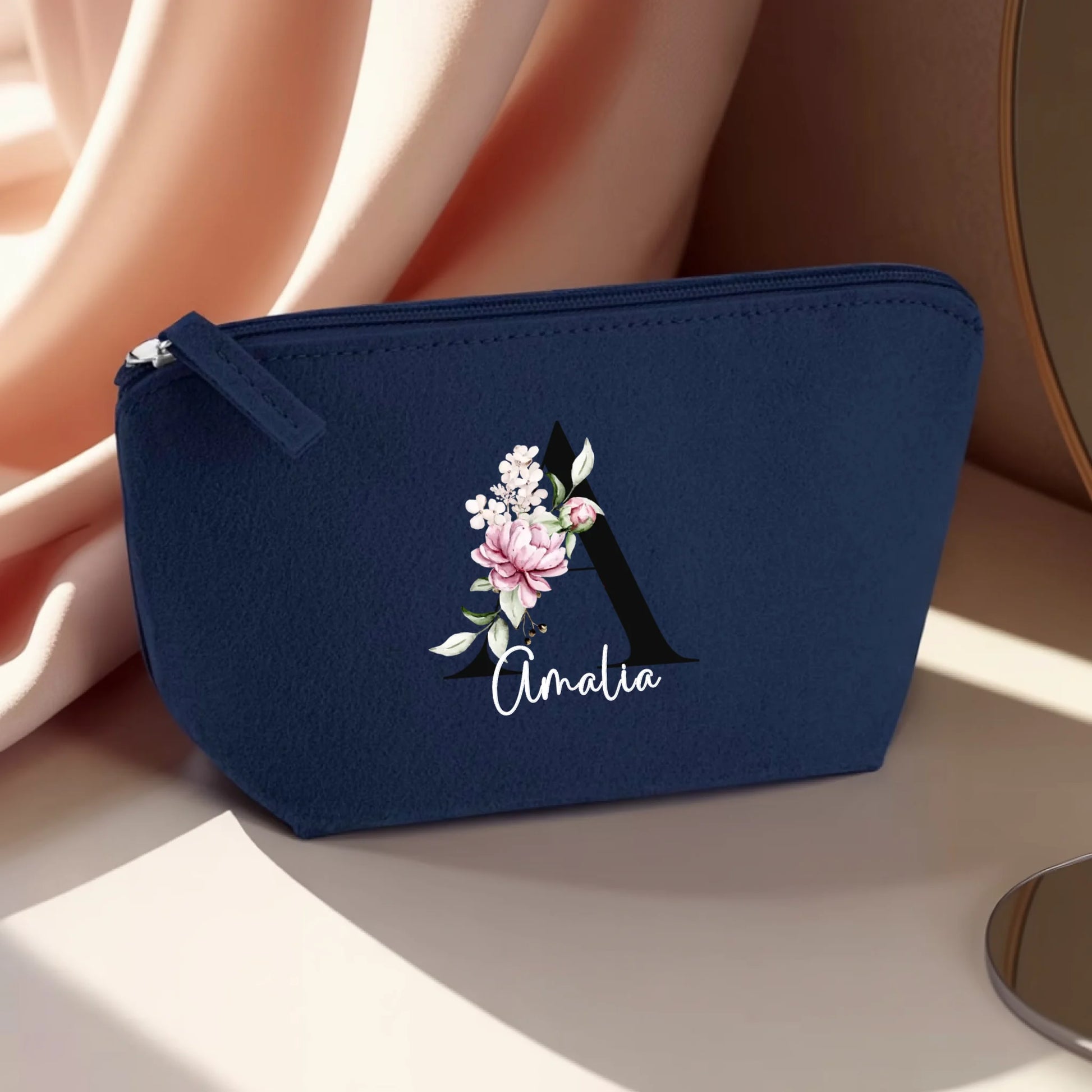 0020_1_the-makeup-bag-remains-unchanged-present_KhGfS_qHSq60gMAwCmTeQg_KhK8a177R9SYAU8NzDkANQ