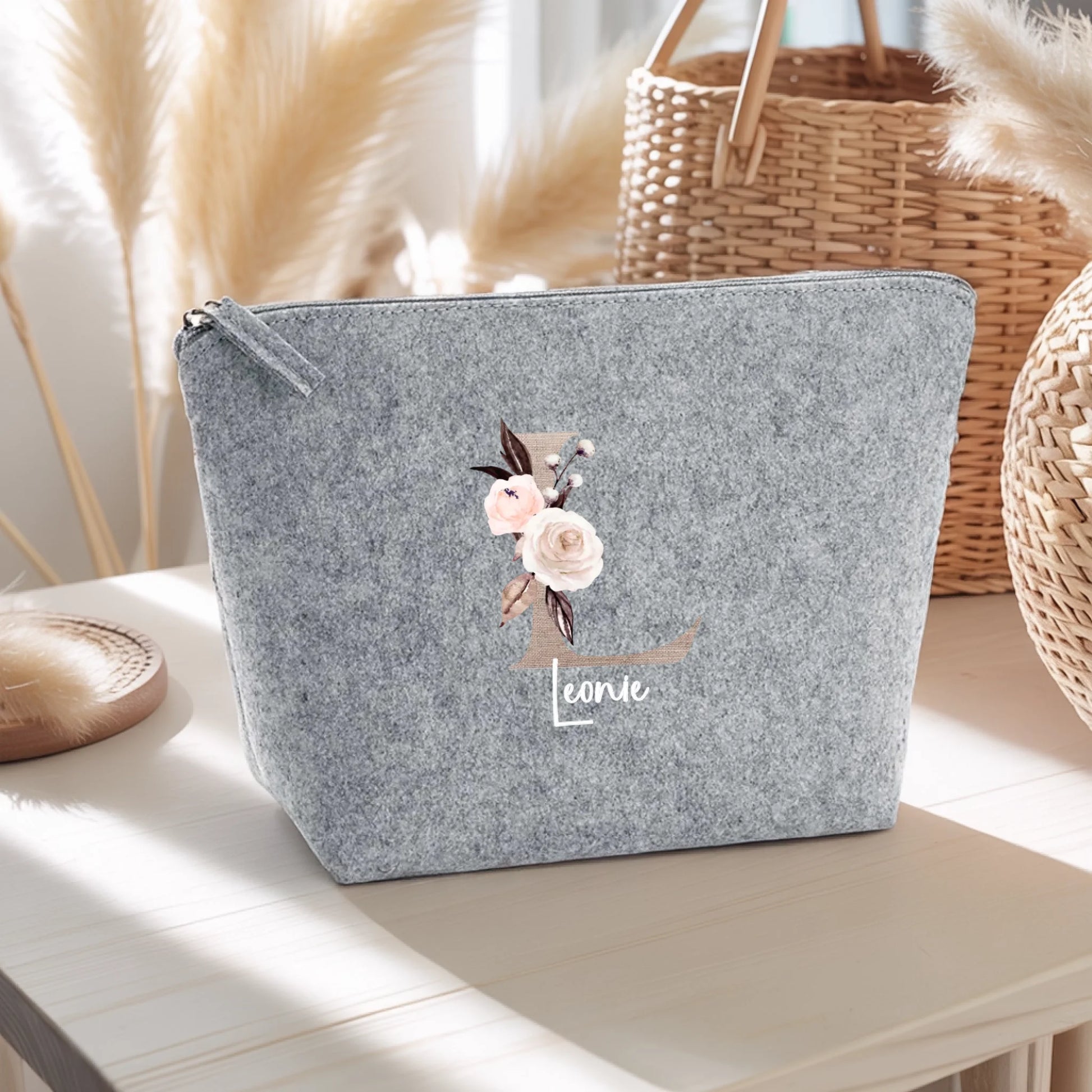 0009_1_the-scene-is-set-on-a-light-wooden-table_3nzr9pcKSV6hm5fTmmJTIg_qxrLTkNVR4eKI8KrTDaWZw