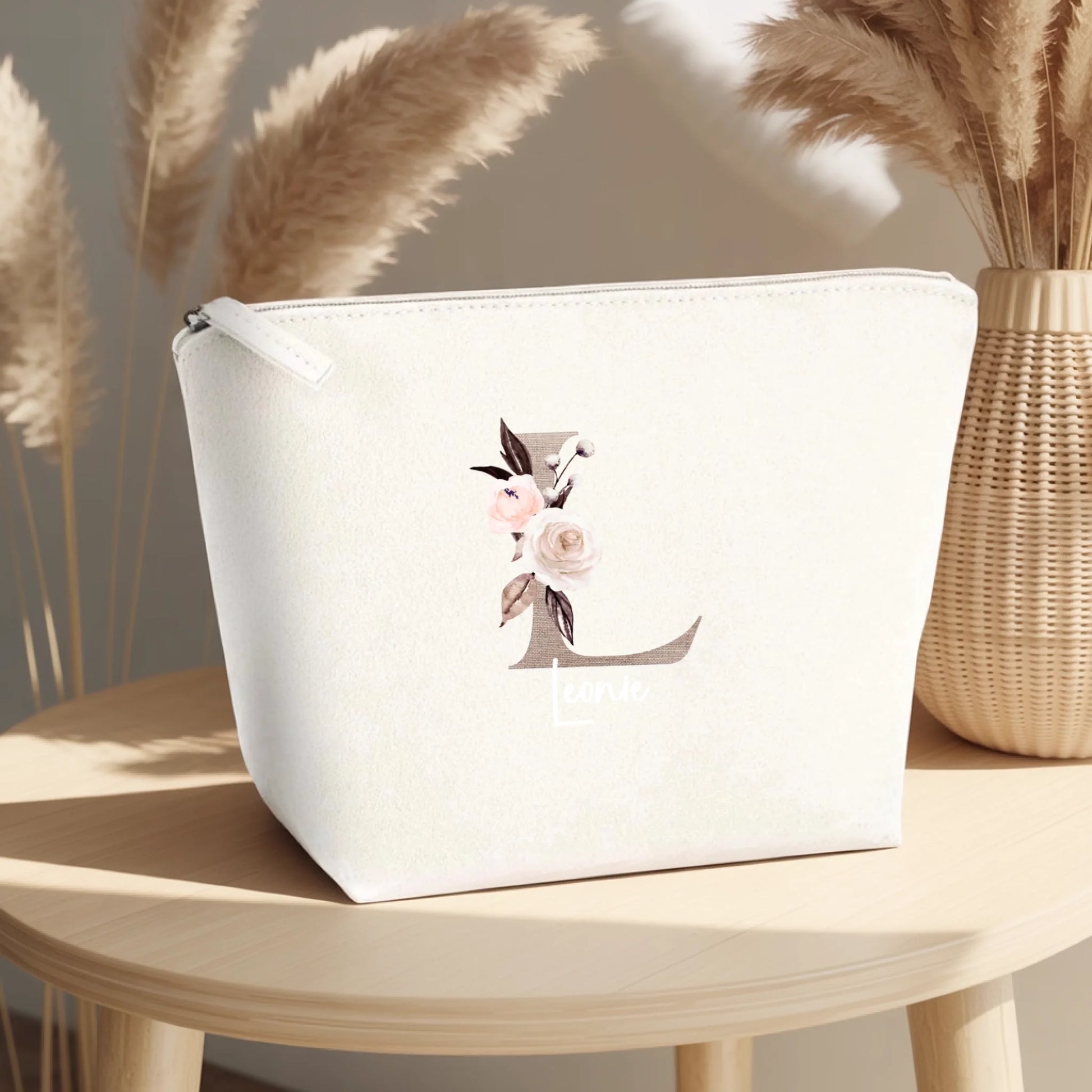 0001_2_the-makeup-bag-rests-on-a-light-wooden-t_ZFC9c2hwT02csoGH-CMVDw_ZKMCBy8JSdGmstZXtYu4cA