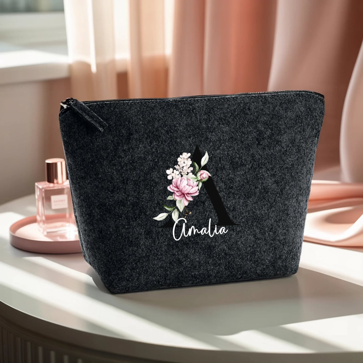 0015_1_the-makeup-bag-remains-unchanged-set-aga_YRtToNOjSKOwKky7BHjGiw_wZSBAeoqQn2w4Ud5Y2fCkw