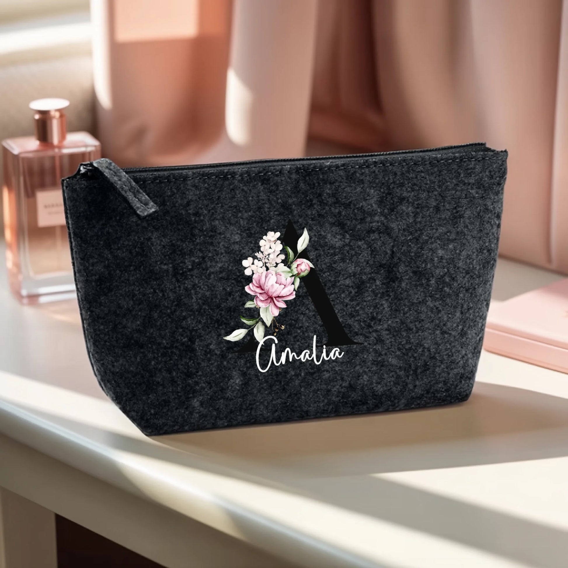 0016_1_the-makeup-bag-remains-unchanged-the-set_CV7B8Lw4RaSKBfpibkiYdg_4pJP-XQbQKSsFyA3HdEKgQ