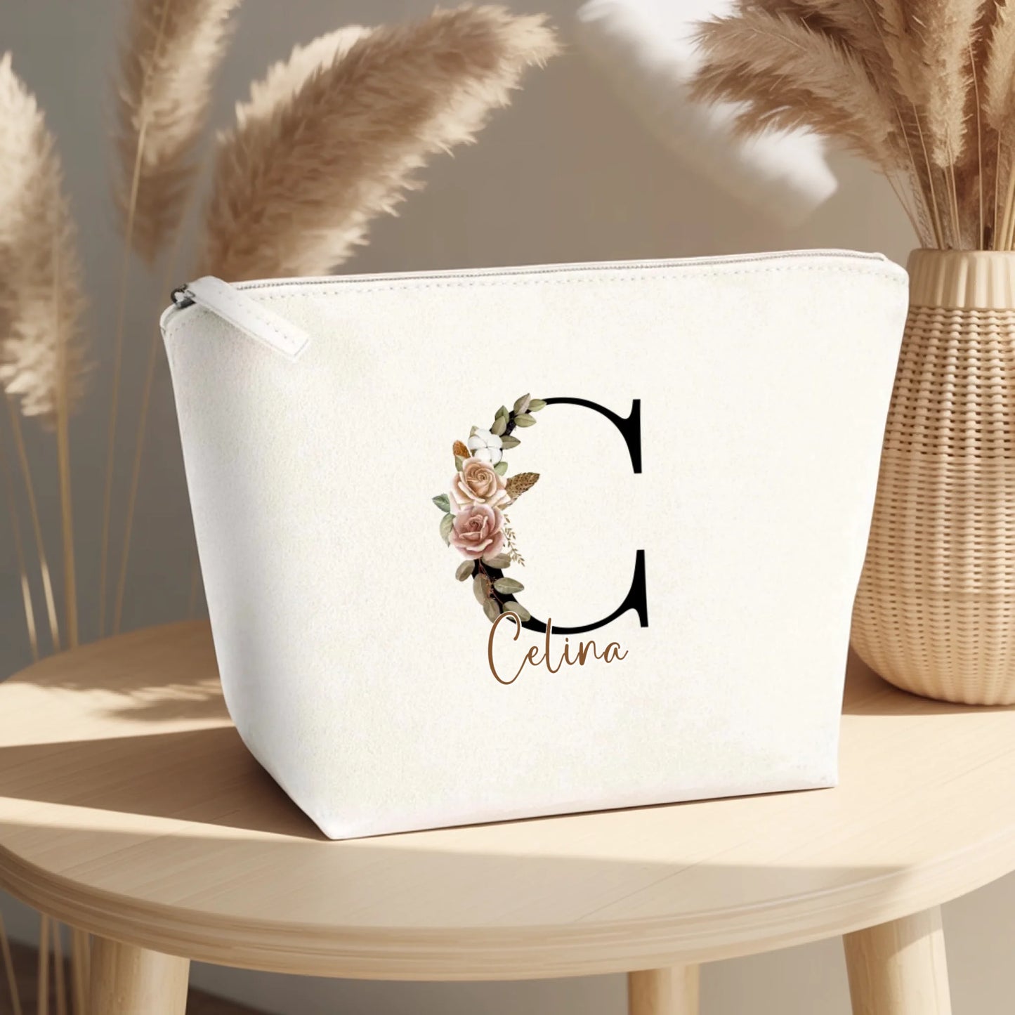 0001_2_the-makeup-bag-rests-on-a-light-wooden-t_ZFC9c2hwT02csoGH-CMVDw_ZKMCBy8JSdGmstZXtYu4cA