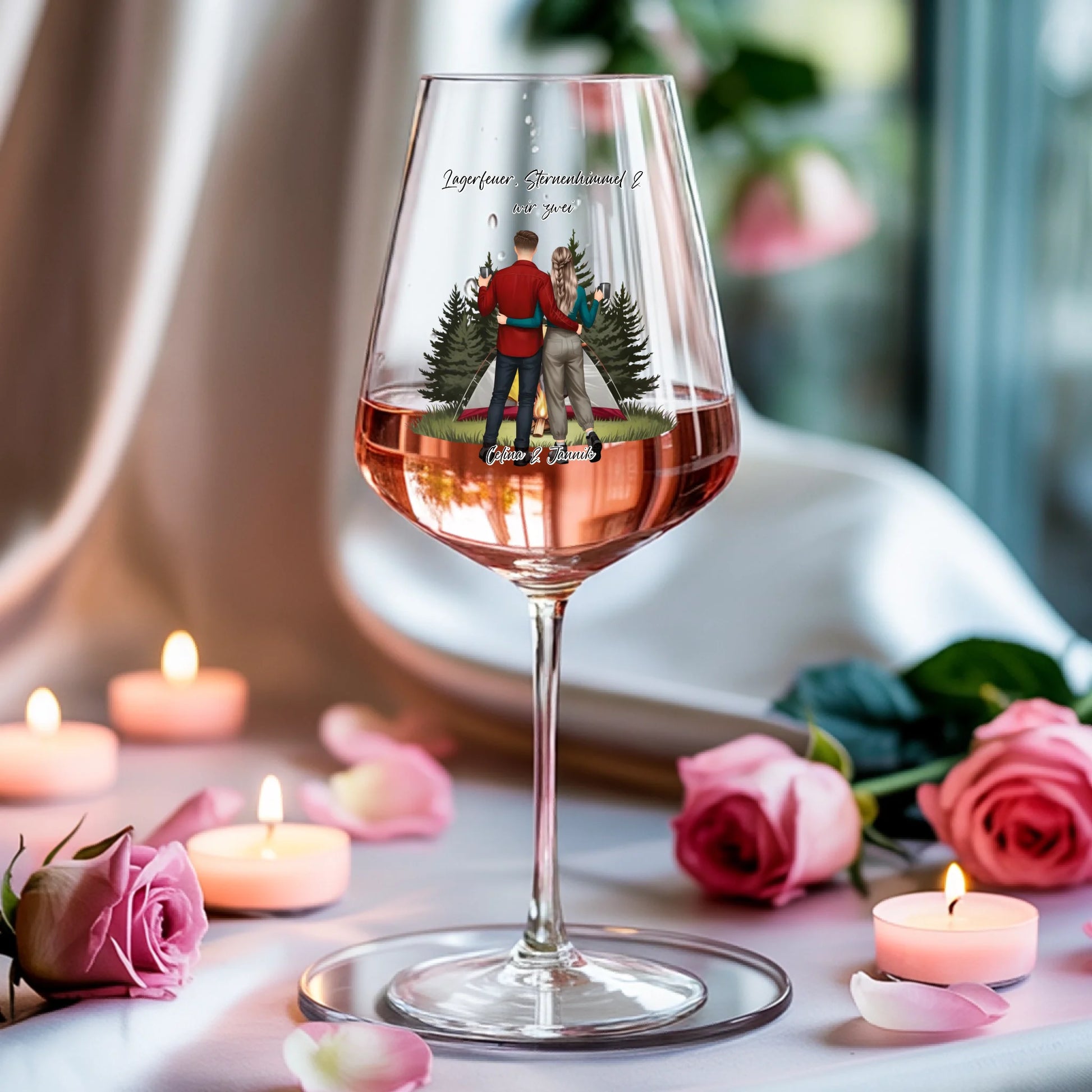 Weinglas-personalisiertes-Geschenk_0005_0004_3_a-soft-white-fabric-background-is-draped_XZk7X2P6QIqx85a1gqN-tg_HVdTCo_ZS