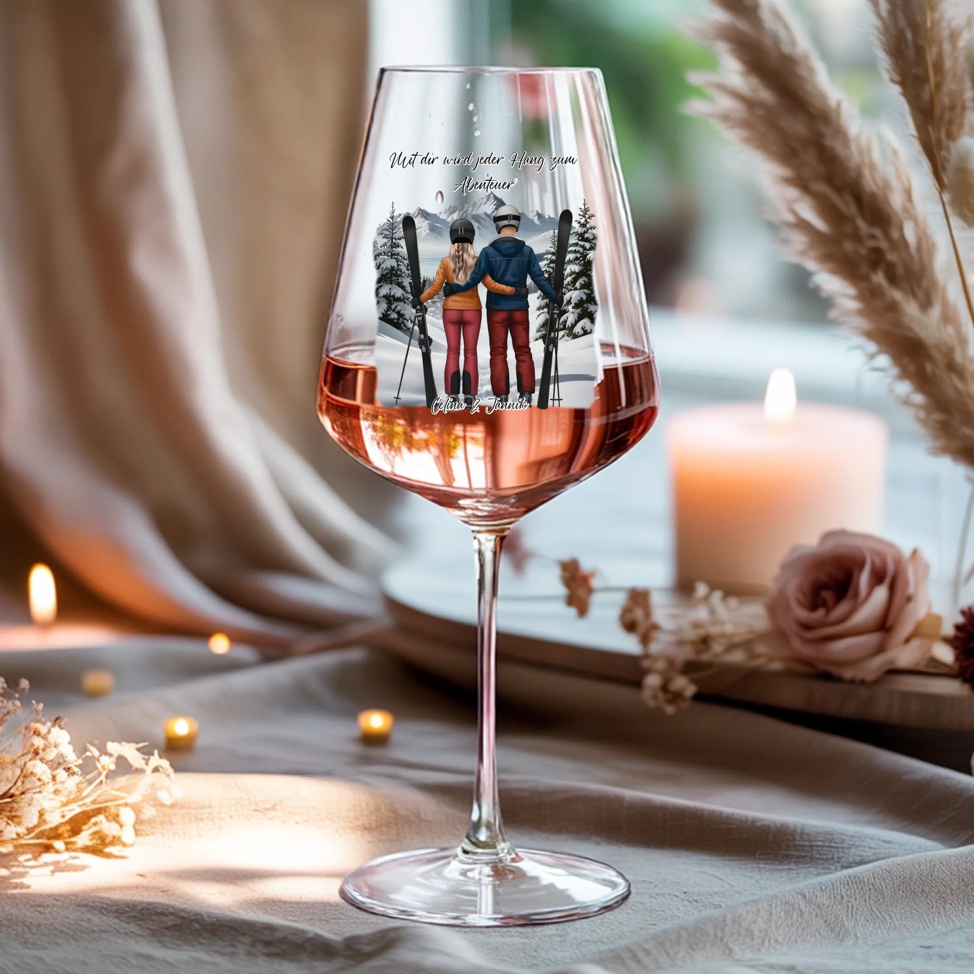 Weinglas-personalisiertes-Geschenk_0016_0001_4_a-beige-linen-background-is-present-show_RJhkBPeTRSyjbNEGHdymYg_WiXDhaHnQ