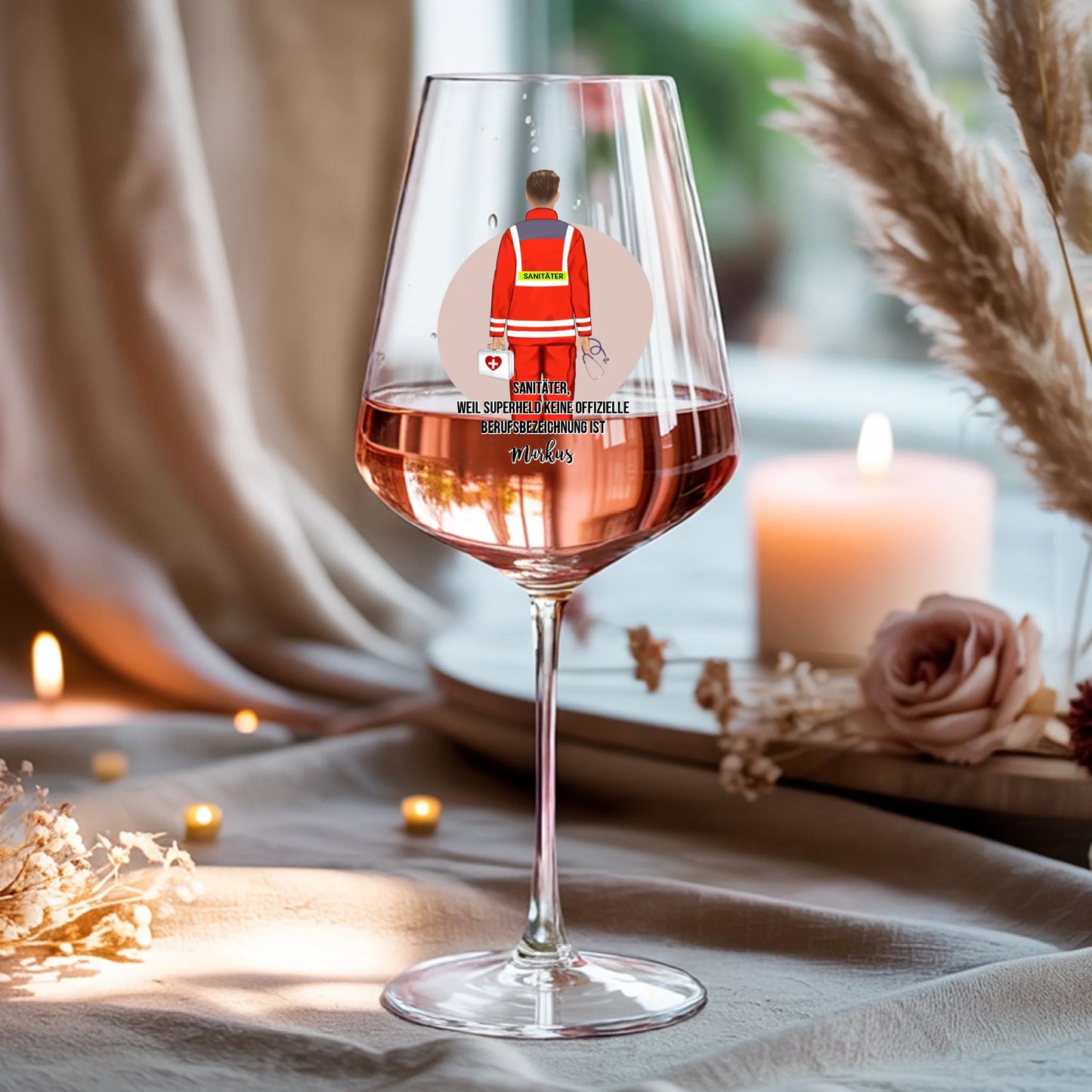Weinglas-personalisiertes-Geschenk_0016_0001_4_a-beige-linen-background-is-present-show_RJhkBPeTRSyjbNEGHdymYg_WiXDhaHnQ