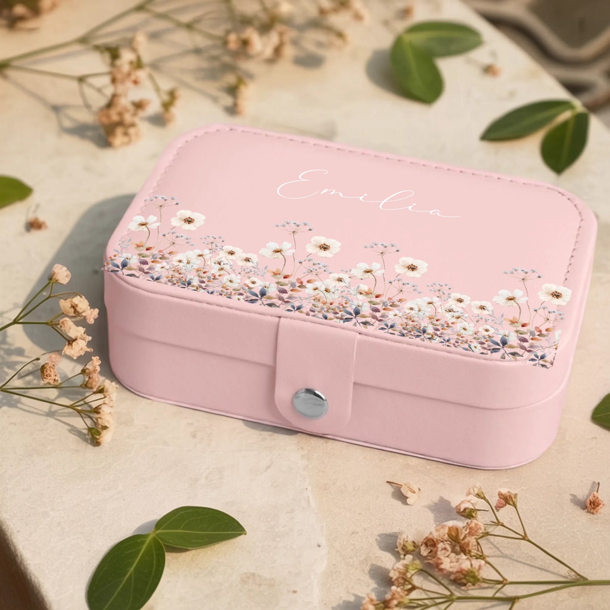 0001_1_a-jewelry-box-rests-on-a-neutral-stone-s_eXdv28EGQ4a4T730_mOXgA_EAF00DjQSb6ezGyMQnx5aA
